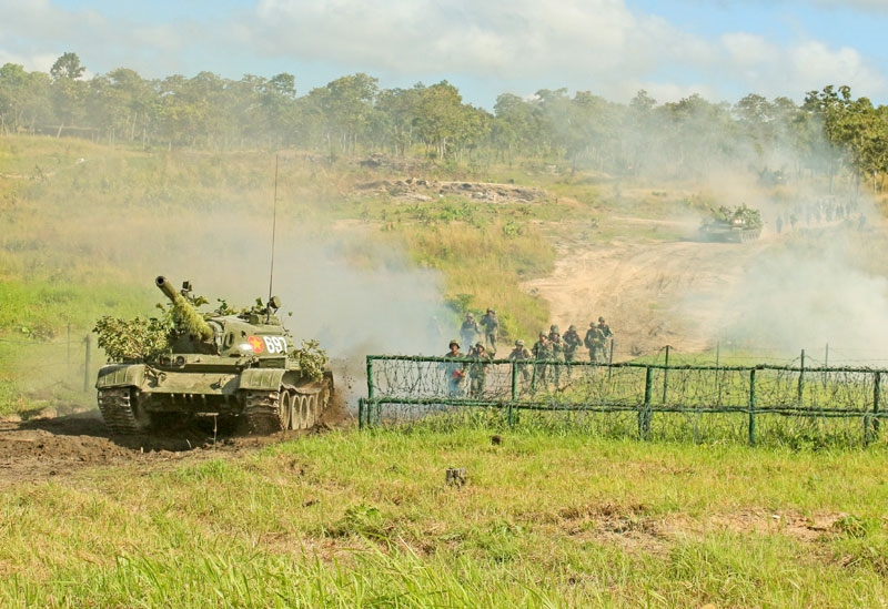 Diễn tập có sự tham gia của xe tăng với khả năng đột kích mạnh và hỗ trợ hiệu quả cho bộ binh vượt cửa mở.